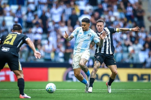 Grêmio é dominado pelo Atlético-MG, leva goleada e segue perto do Z-4