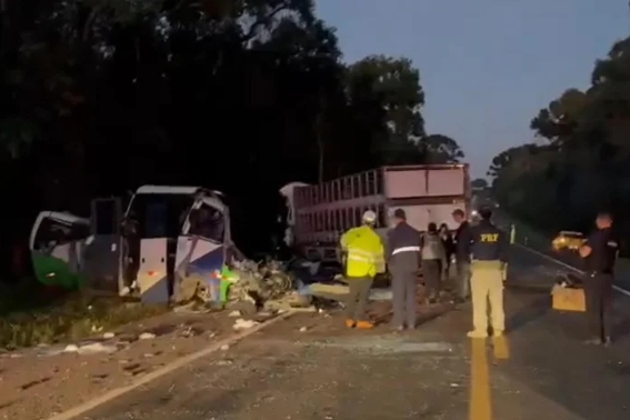 Acidente entre ônibus e carreta de Erechim deixa mais de 20 mortos no Paraná