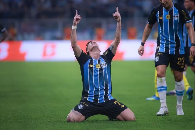 Com mais um gol de falta de Pavon, Grêmio vira sobre o São Paulo e deixa o Z-4 do Brasileirão