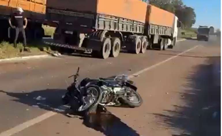 Colisão entre moto e caminhão deixa piloto gravemente ferido, em Cruz Alta