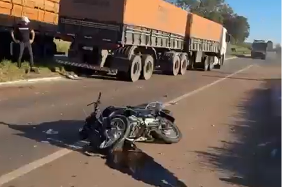 Colisão entre moto e caminhão deixa piloto gravemente ferido, em Cruz Alta
