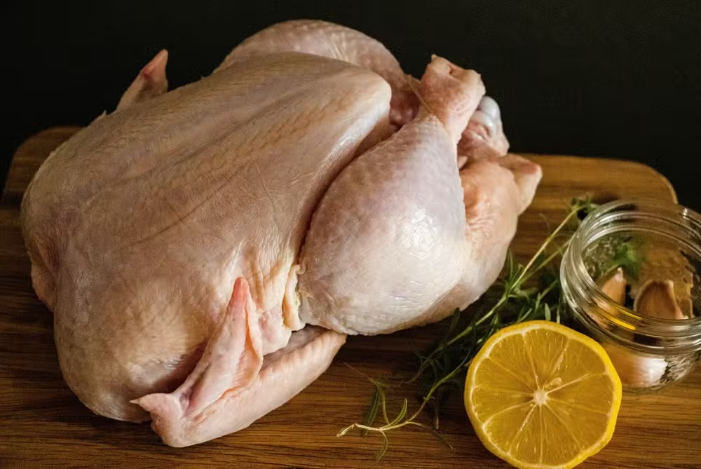 Brasil deve voltar a exportar mel e carne de aves para a União Europeia