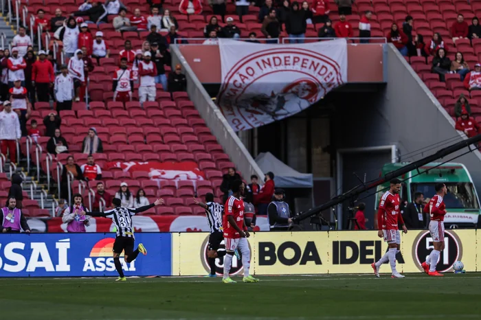 Inter perde para o Santos, permanece no Z-4 e aumenta pressão sobre Pezzolano