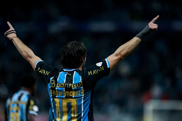 Grêmio enfrenta o Vitória pelo Brasileirão nesta segunda-feira
