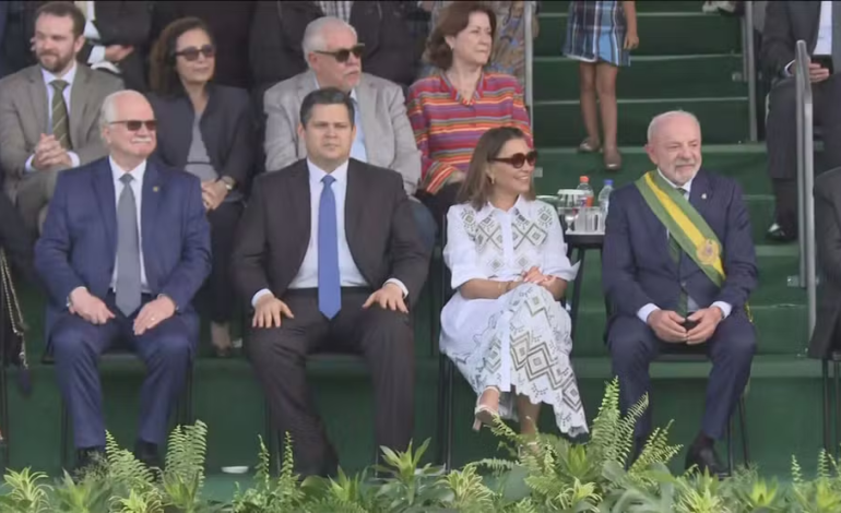 Lula participa de desfile de 7 de Setembro em Brasília com foco em soberania, proteção às mulheres e futebol feminino