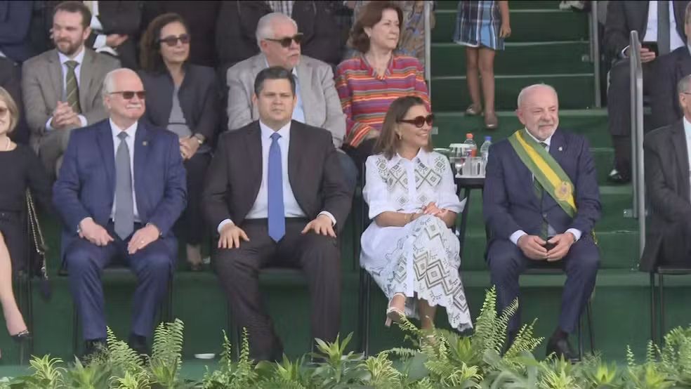 Lula participa de desfile de 7 de Setembro em Brasília com foco em soberania, proteção às mulheres e futebol feminino