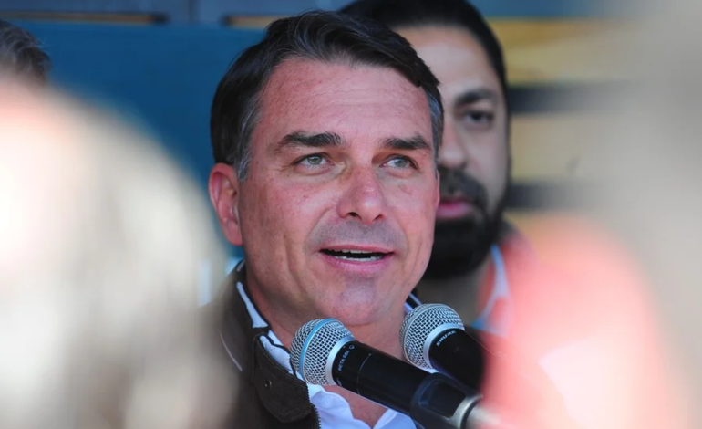 Flávio Bolsonaro cobra posição de Cármen Lúcia sobre investigação contra Moraes