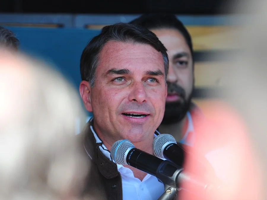 Flávio Bolsonaro cobra posição de Cármen Lúcia sobre investigação contra Moraes