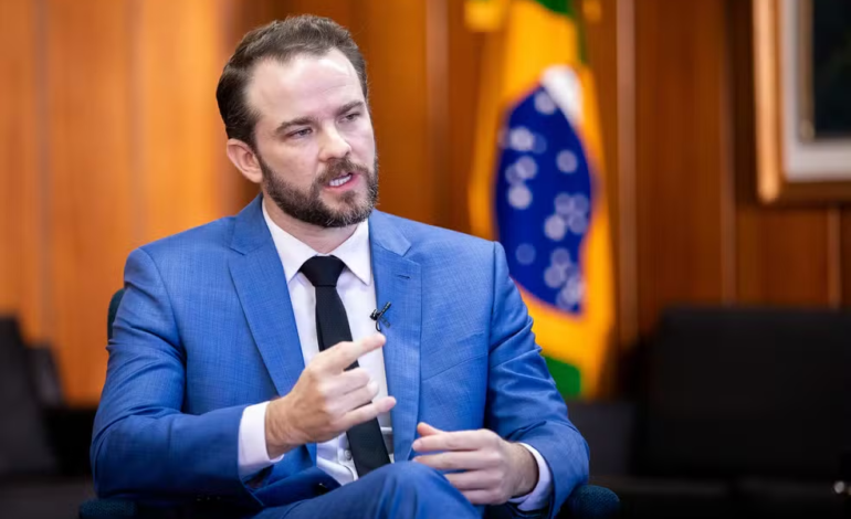 Empresa que movimentou recursos de filme sobre Bolsonaro recebeu dinheiro do crime organizado, diz ministro da Fazenda