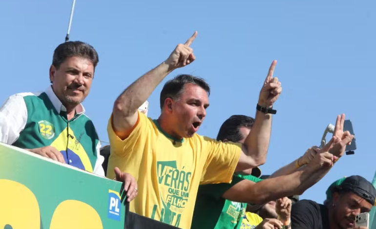 Flávio Bolsonaro recorre ao STF contra decisão que liberou publicação de humorista sobre Nossa Senhora Aparecida