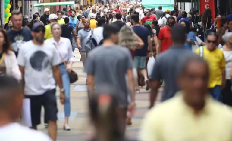 Desemprego cai a 5,3%, mas inadimplência das famílias atinge recorde no Brasil