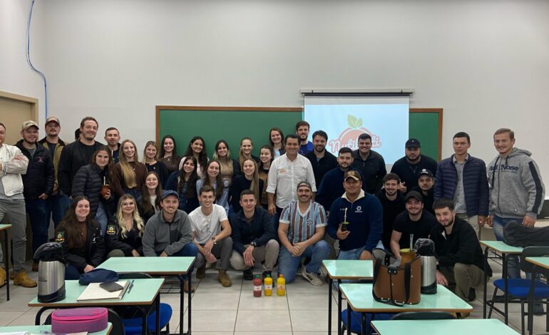 Agronomia da URI recebe empreendedor da Agroindústria Nutifruti em aula sobre fruticultura