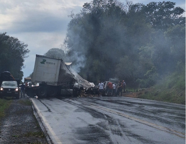 Carreta tomba e deixa um ferido com gravidade na BR-285 em Entre-Ijuís