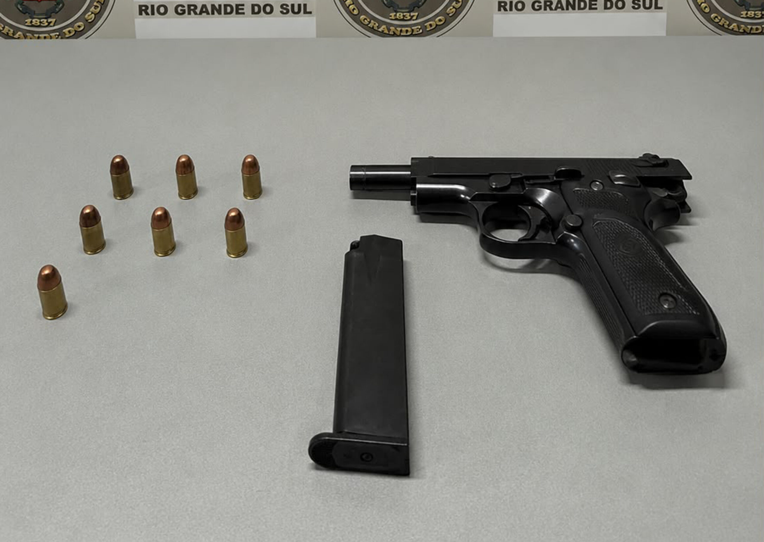 Dois homens são presos por posse irregular de arma de fogo e extorsão em Giruá