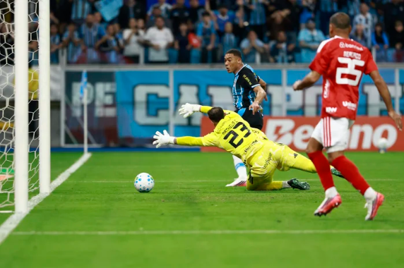 Grêmio vence o Inter com a Arena lotada e avança às semifinais da Copa do Brasil