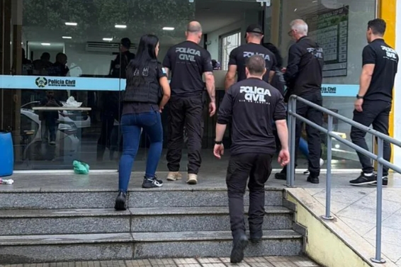 Golpista preso se passava por Luís Castro, tirou R$ 22 mil de Enamorado, mandou Kannemann treinar mais cedo e pediu dinheiro a D’Alessandro