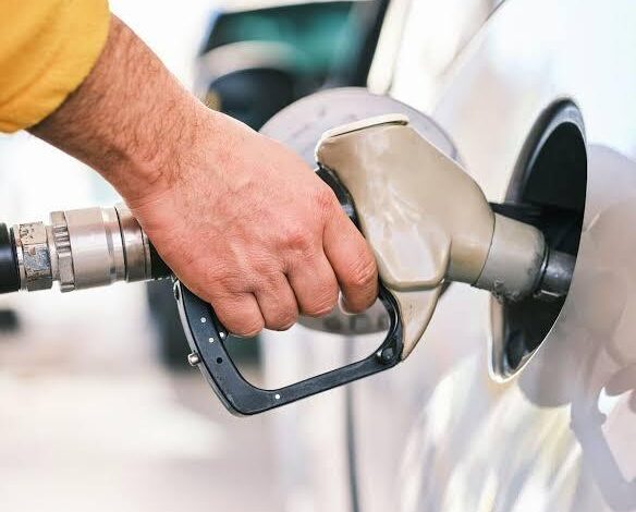 Lula assina decreto que reduz tributos sobre gasolina e MP que cria subsídio para diesel