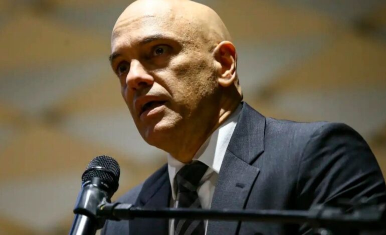 Oposição pede impeachment e prisão de Moraes após revelação de mensagens com Vorcaro