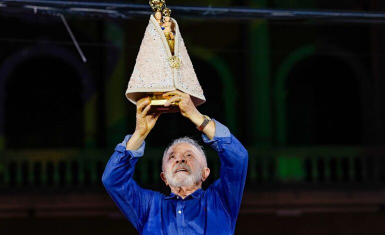 Em meio à polêmica sobre Nossa Senhora Aparecida, Lula recebe imagem da santa em ato no Pará e defende liberdade religiosa