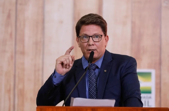 Mario Frias é alvo de operação da PF envolvendo o filme “Dark Horse”