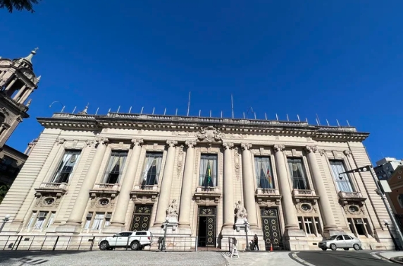 Governo do RS anuncia pagamento antecipado do 13º salário para servidores estaduais