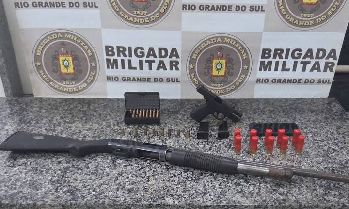 BM prende, em Santo Ângelo, homem por posse irregular de arma de fogo e mulher foragida