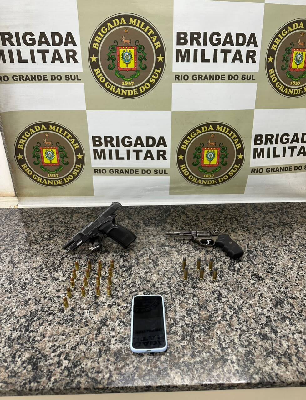 Brigada Militar prende dois homens por porte irregular de armas em Santo Ângelo