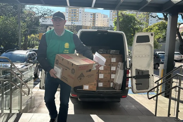 Urnas eletrônicas começam a ser distribuídas para os locais de votação no RS