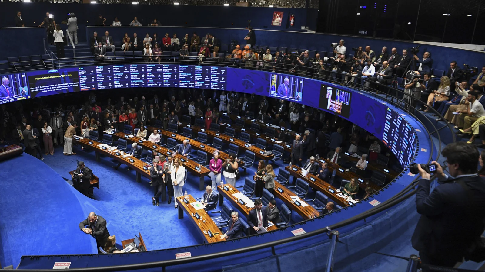 PEC do fim da escala 6×1 é promulgada pelo Congresso; saiba quando entra em vigor