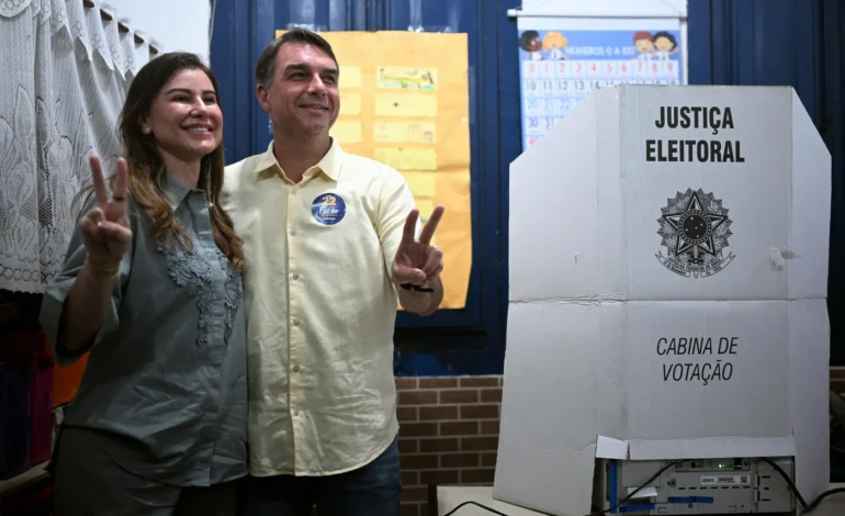 Flávio Bolsonaro pede que eleitores compareçam às urnas e demonstra otimismo com resultado