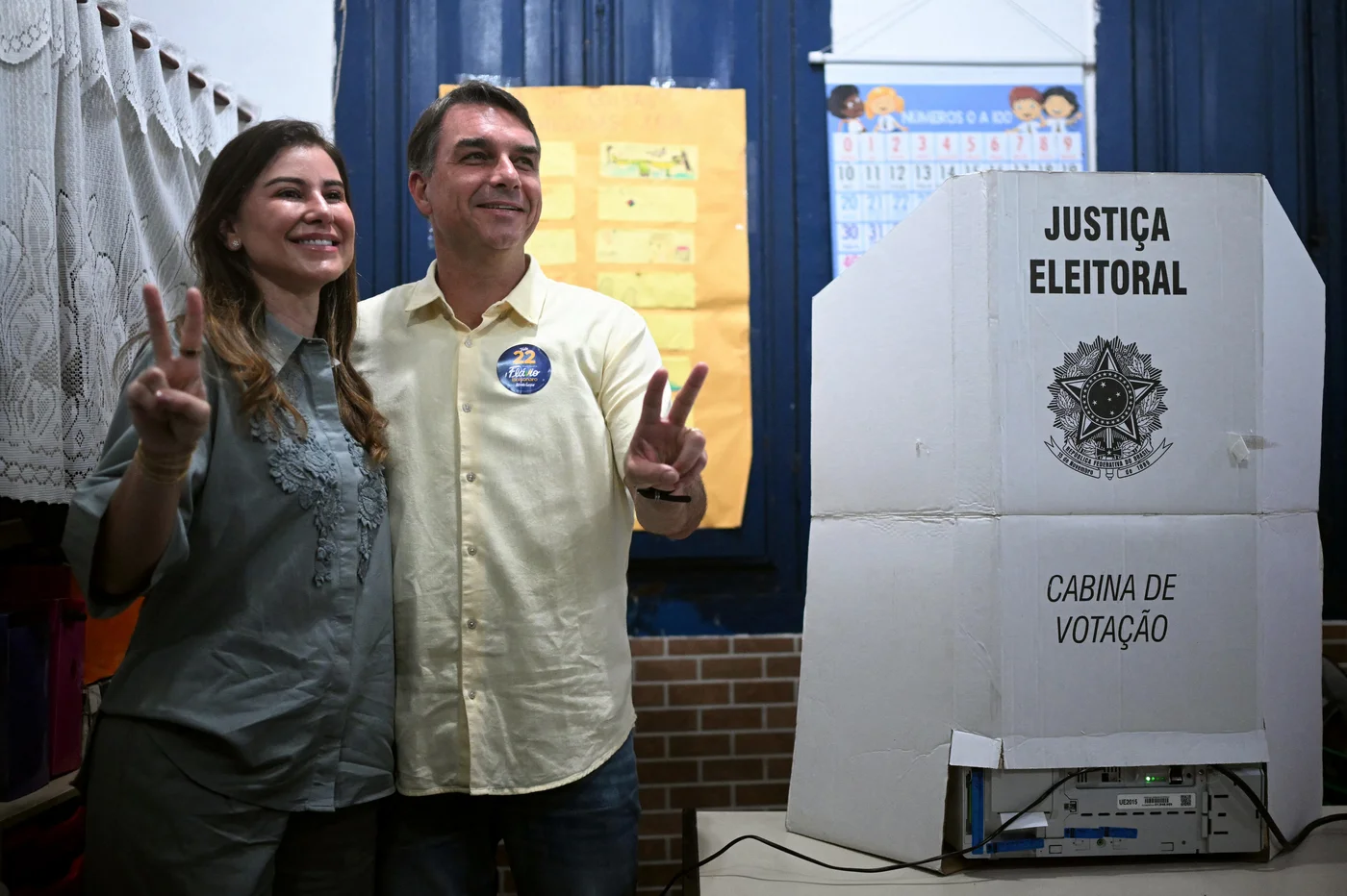 Flávio Bolsonaro pede que eleitores compareçam às urnas e demonstra otimismo com resultado