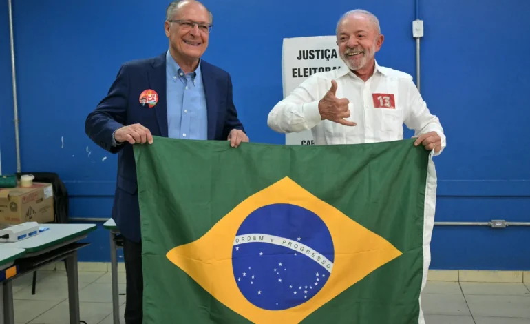 Lula vota em São Bernardo do Campo e diz nunca ter recebido tanto carinho em campanha