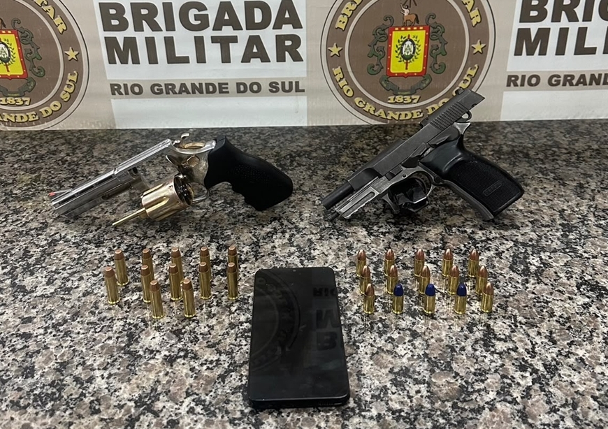 Dois homens são presos por porte irregular de armas de fogo de calibre restrito em Santo Ângelo