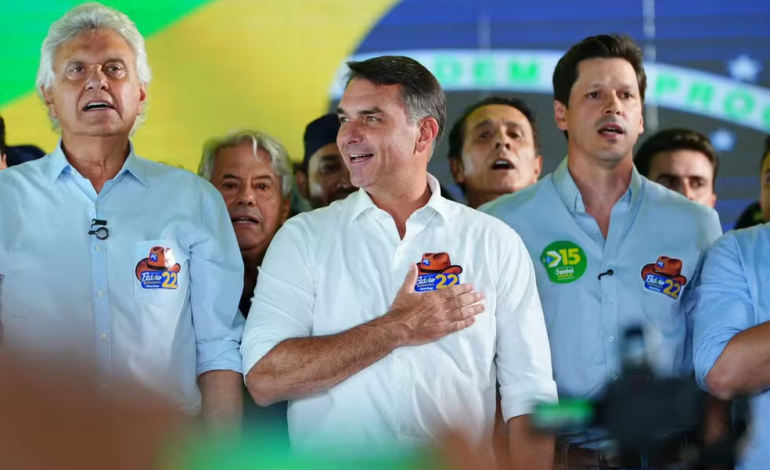 Flávio Bolsonaro diz que mudanças na Constituição citadas por ele incluem redução da maioridade penal e reforma do Judiciário