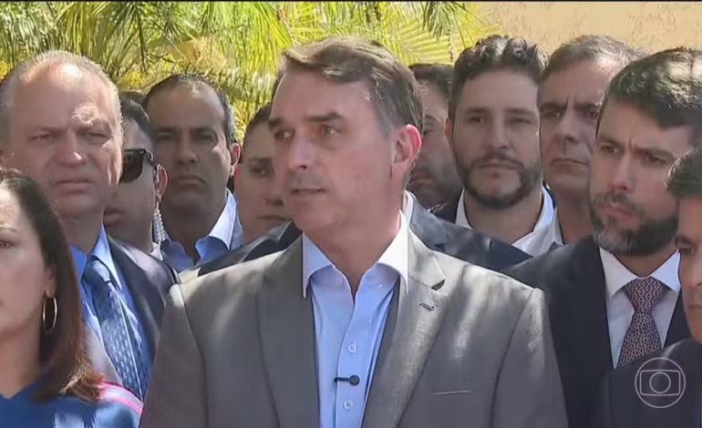 Flávio Bolsonaro defende fim da reeleição e diz que mudança deve valer já em eventual mandato