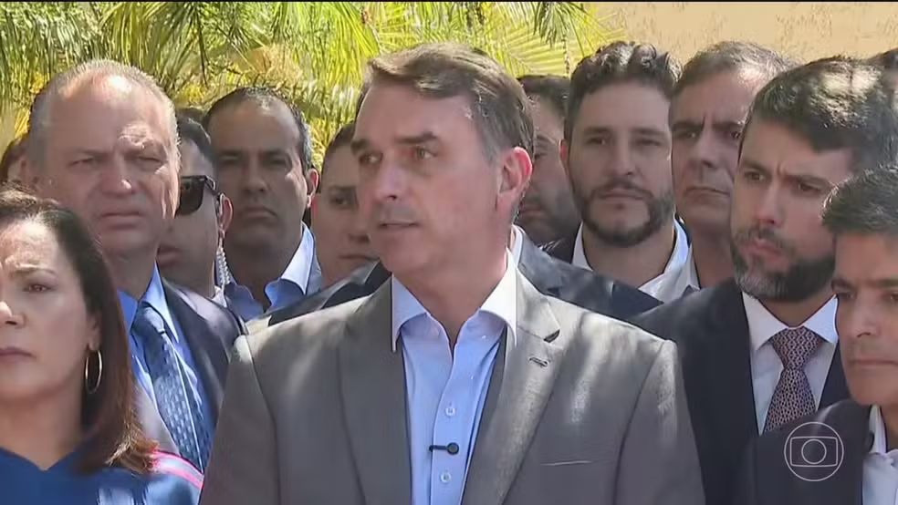 Flávio Bolsonaro defende fim da reeleição e diz que mudança deve valer já em eventual mandato
