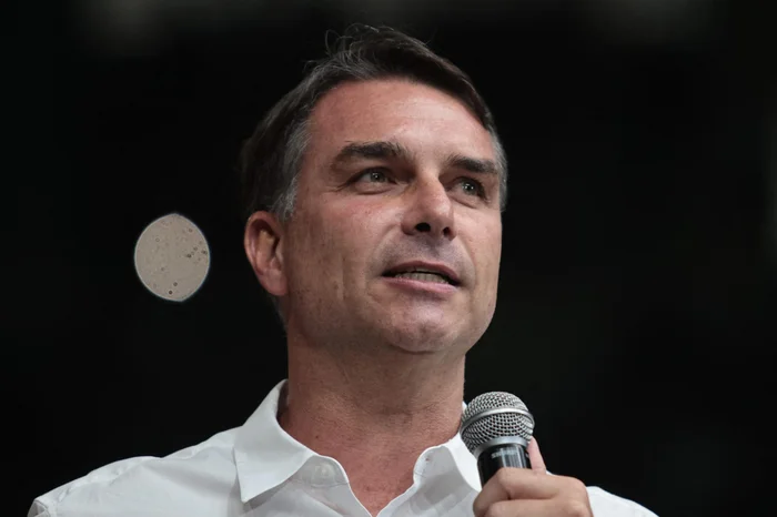 Flávio Bolsonaro aceita abrir sigilos, mas impõe 18 condições a Lula