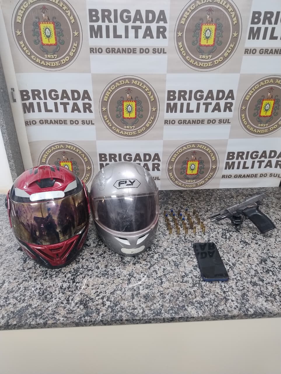 BM prende dois homens por porte ilegal de arma de fogo de uso restrito em Santo Ângelo