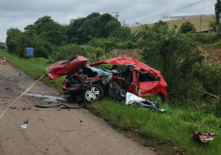 Acidente entre carro e caminhão deixa dois mortos na BR-386 em Carazinho