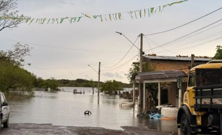 Cheia do rio Uruguai deixa mais de 400 pessoas fora de casa em três cidades do RS