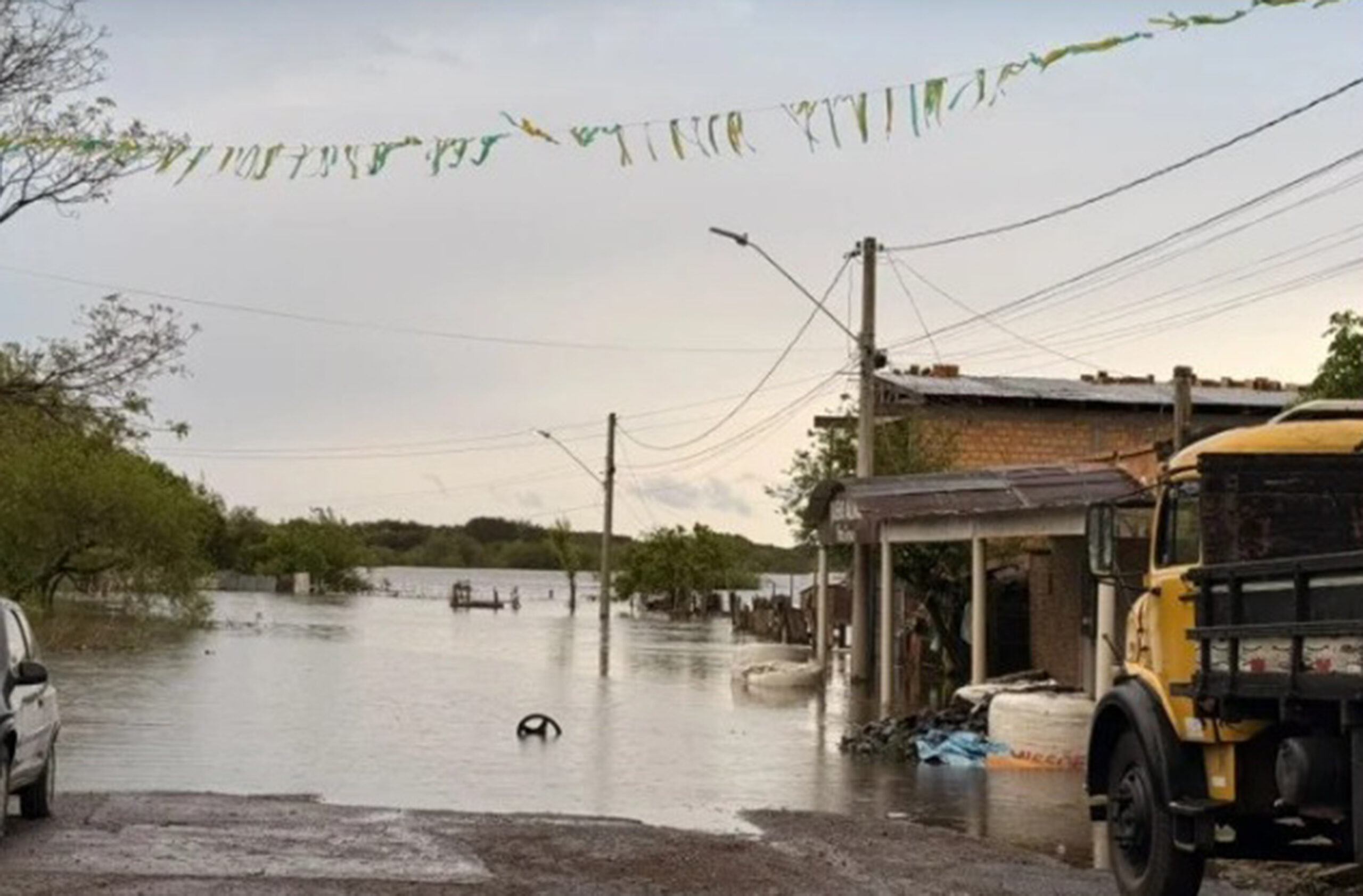Cheia do rio Uruguai deixa mais de 400 pessoas fora de casa em três cidades do RS