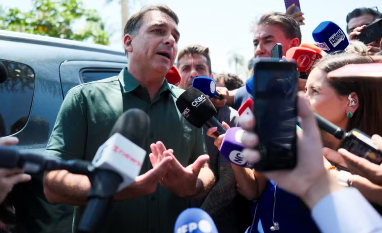 Flávio Bolsonaro declara voto a favor do fim da escala 6×1 no Senado