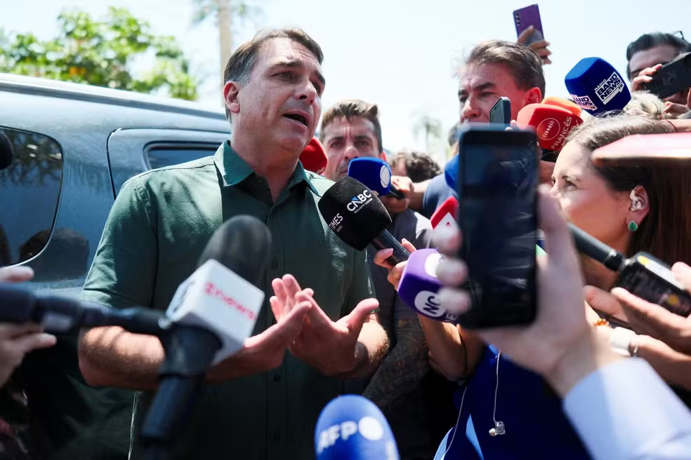 TSE proíbe Flávio Bolsonaro de impulsionar post anti-Lula