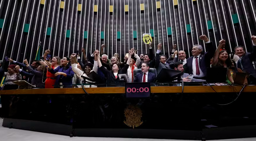 Fim da escala 6×1 é aprovada: entenda a mudança na jornada e os próximos passos para a regulamentação