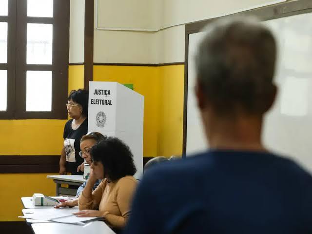 Eleitores com  60+ têm prioridade na hora de votar