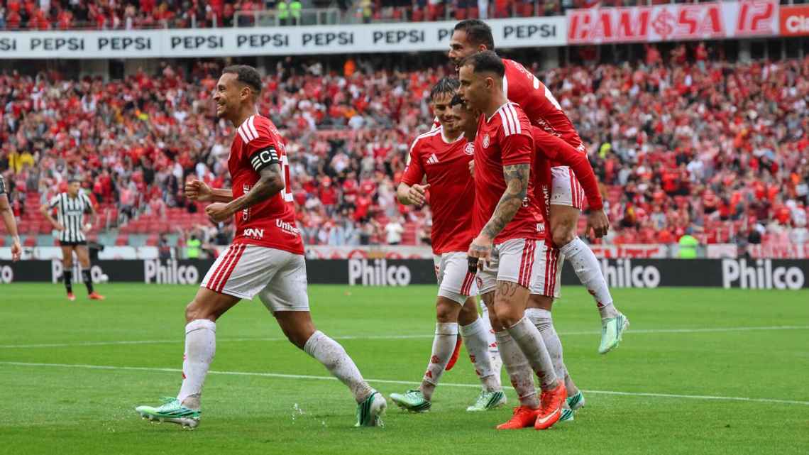 Inter vence o Botafogo por 3 a 0 e deixa a zona de rebaixamento do Brasileirão