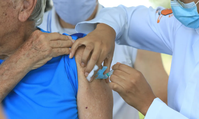 Santo Ângelo inicia vacinação com Pneumo 20 para idosos a partir de 85 anos