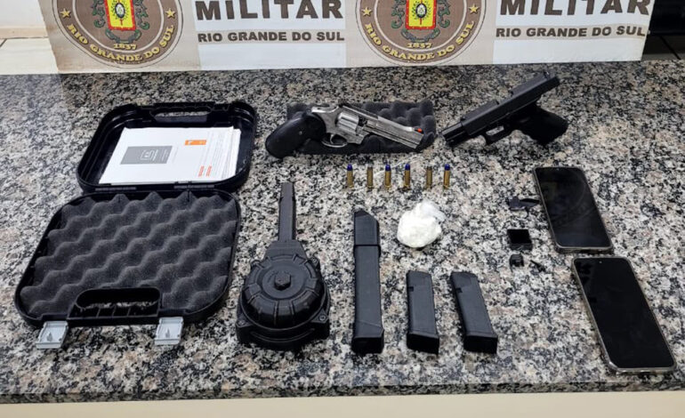 BM prende dupla por porte ilegal de arma de fogo e tráfico de drogas em Santo Ângelo