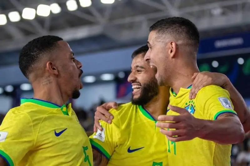 Em jogo tenso, Brasil vence Marrocos e está na semifinal da Copa do Mundo de Futsal