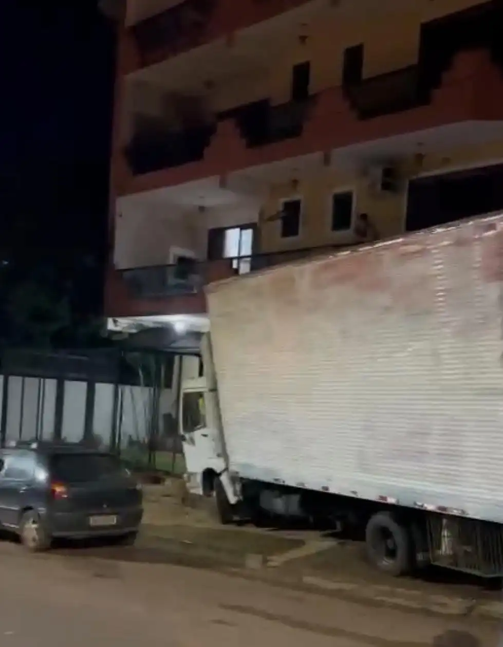 Caminhão desgovernado atinge veículos em Santo Ângelo
